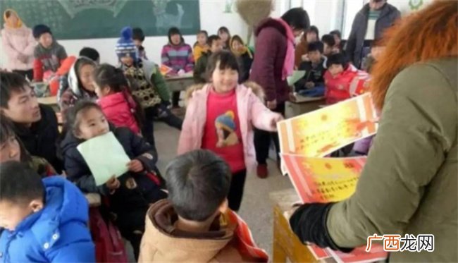 尖子生没有奖状 家委会孩子却人手一张 网友:班主任送的是人情