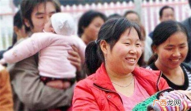爸爸姓鸡 为给3胞胎取名发愁 宝妈随口取的名连护士都叫好