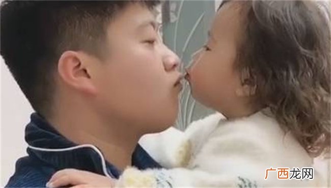 “超腻歪父女”挑衅宝妈火了 一大一小表情到位 眼神更是绝了