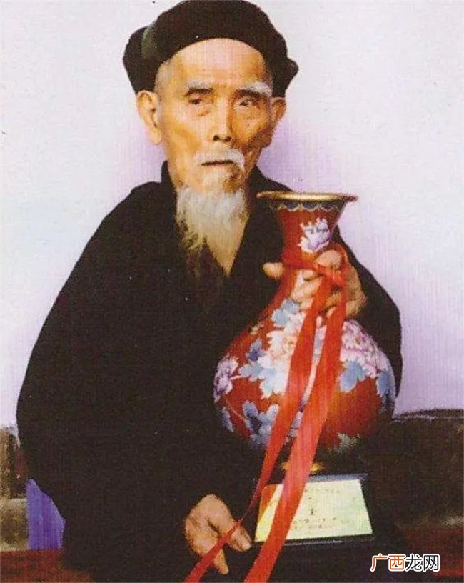 “长寿之王”龚来发：无家可归，活了133岁，有个不健康的嗜好！