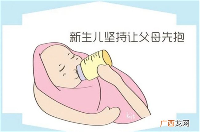 为何新生儿坚持让父母先抱，谁先抱孩子就跟谁，亲您还别不信