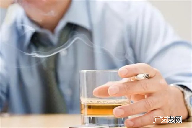 人若是一辈子不吸烟不喝酒，会不会活得更久？听听医生怎么说？