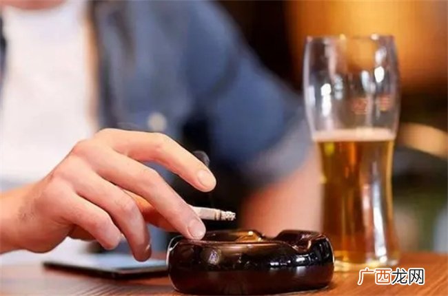人若是一辈子不吸烟不喝酒，会不会活得更久？听听医生怎么说？
