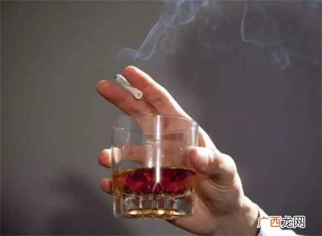 人若是一辈子不吸烟不喝酒，会不会活得更久？听听医生怎么说？