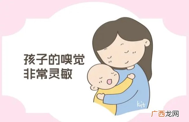 婴儿看似懵懂无知，实则这些表现，证明早已与爸妈相识