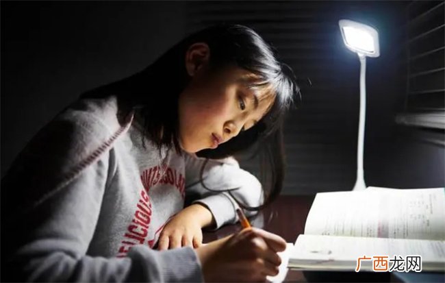 近视的孩子变多了，日常做好4事早餐吃对4物，有助于孩子视力恢复