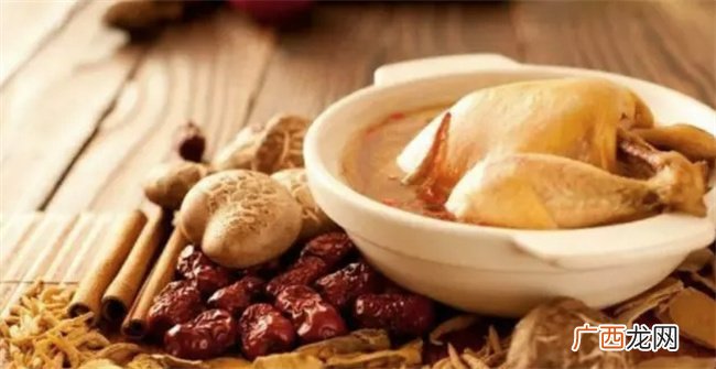 女人不想“老的快”，这10种养颜食物要常吃，肌肤水嫩显年轻