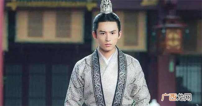皇上要吃公鸡下的蛋，大臣们手足无措，小孩一句话解决还成了宰相