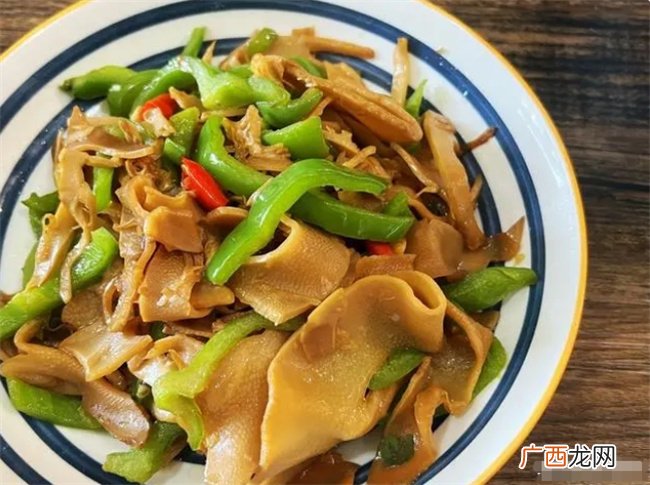 一家四口人的简单午餐，妈妈做了三道家常菜，花钱不多，干净卫生
