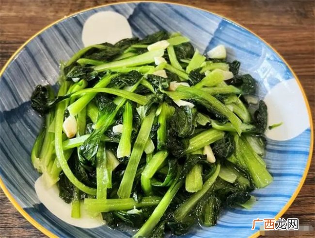 一家四口人的简单午餐，妈妈做了三道家常菜，花钱不多，干净卫生