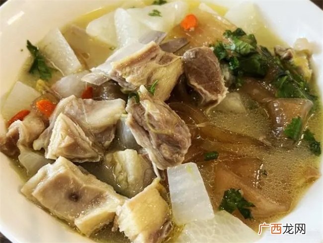 一家四口人的简单午餐，妈妈做了三道家常菜，花钱不多，干净卫生