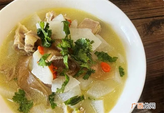 一家四口人的简单午餐，妈妈做了三道家常菜，花钱不多，干净卫生