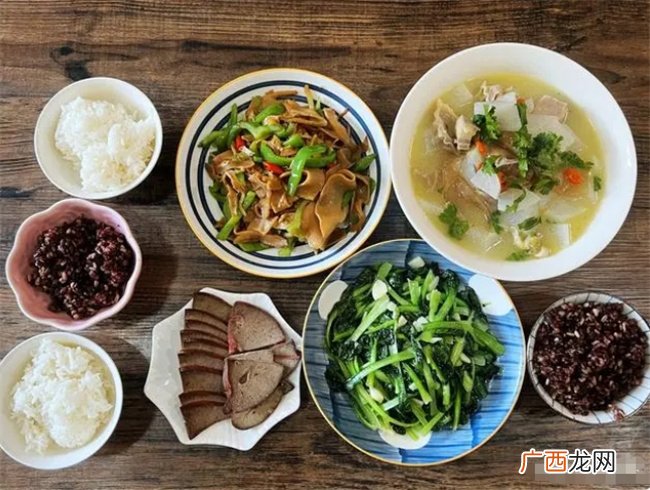 一家四口人的简单午餐，妈妈做了三道家常菜，花钱不多，干净卫生