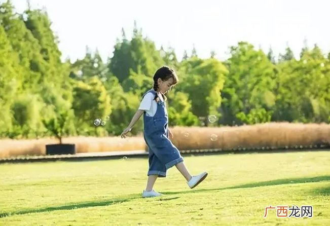 女孩子初潮过早的来临，会对身体有一定的影响，父母要注意