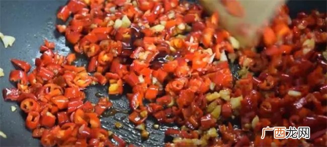 爱吃剁椒鱼头的一定要收藏，教你剁椒鱼头的正宗做法，好吃极了
