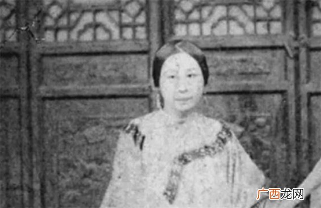 1888年，李鸿章将22岁的女儿嫁给老大臣，二人后代如今家喻户晓