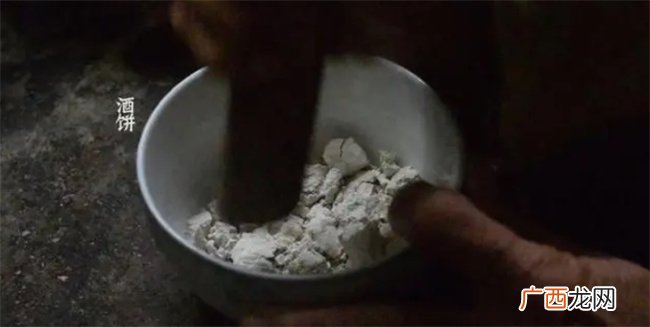 农村阿姨教你在家自制客家糯米酒，做法简单明了，3分钟就学会！