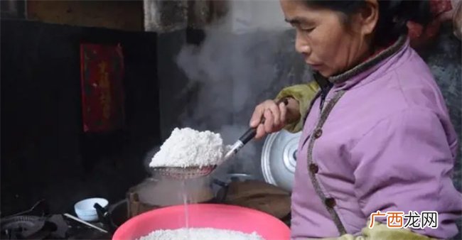 农村阿姨教你在家自制客家糯米酒，做法简单明了，3分钟就学会！