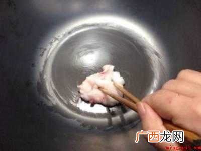 铁锅开锅后中间发黑怎么补救
