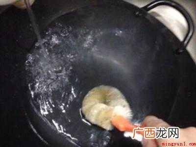 铁锅开锅后中间发黑怎么补救