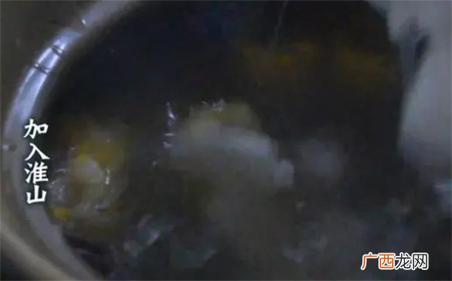 玉米排骨汤加上这2样食材，煲出来汤鲜味美，连喝10天都不会腻！