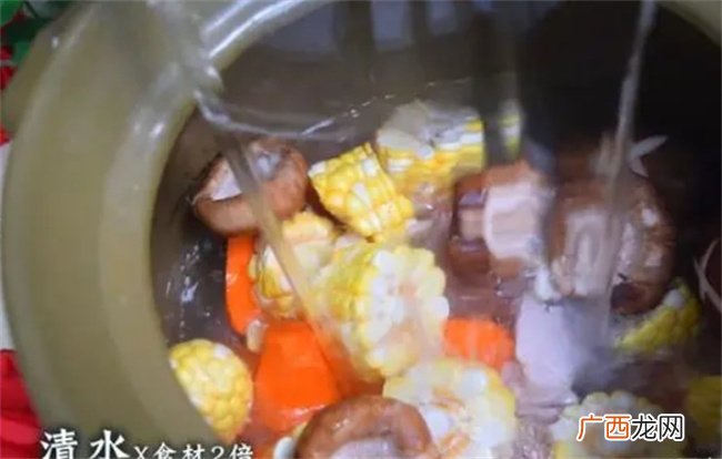 玉米排骨汤加上这2样食材，煲出来汤鲜味美，连喝10天都不会腻！