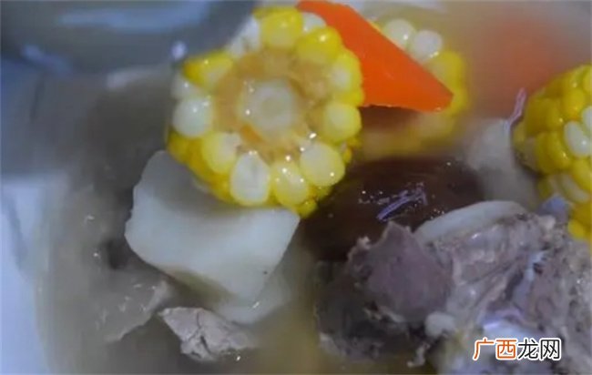 玉米排骨汤加上这2样食材，煲出来汤鲜味美，连喝10天都不会腻！