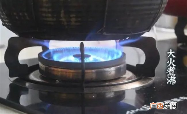 玉米排骨汤加上这2样食材，煲出来汤鲜味美，连喝10天都不会腻！