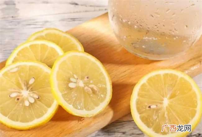 柠檬泡水喝有什么作用与功效