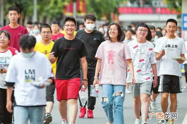 高考考生穿什么衣服在高考的时候可以穿口号T恤 除了耐克还有哪些衣服适合在高考的时候穿