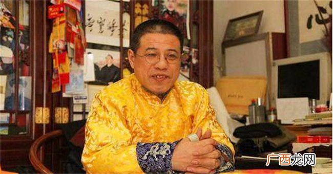 此人是乾隆七世孙 穿龙袍坐龙椅 享受群臣跪拜