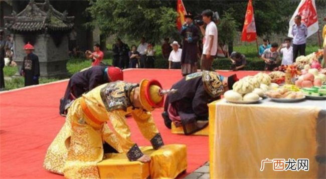 此人是乾隆七世孙 穿龙袍坐龙椅 享受群臣跪拜