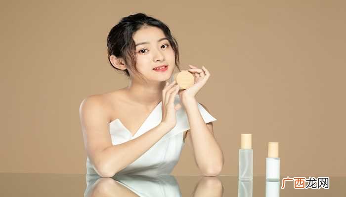 梦见自己脸上好白的相关解释