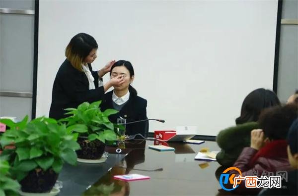 化妆师就业前景和方向 化妆师培训要多久