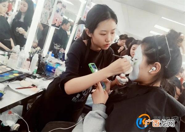 化妆师就业前景和方向 化妆师培训要多久