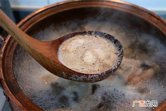 炖肉时产生的浮沫 是精华还是脏东西 要不要撇去 不少人做错了