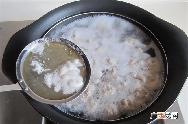 炖肉时产生的浮沫 是精华还是脏东西 要不要撇去 不少人做错了