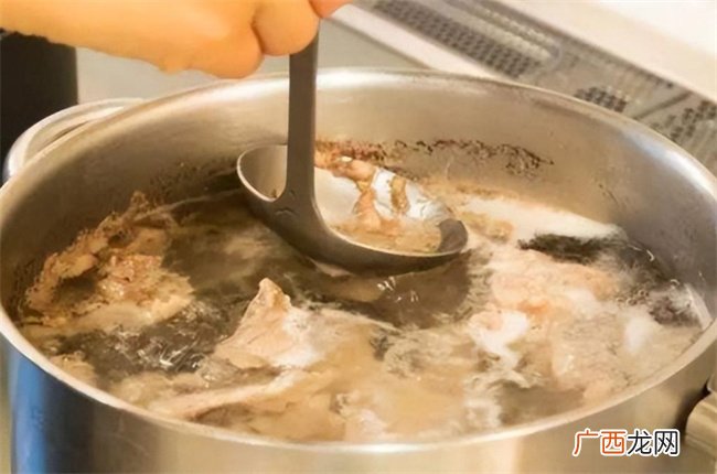 炖肉时产生的浮沫 是精华还是脏东西 要不要撇去 不少人做错了