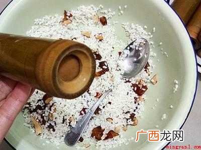 竹筒粽子怎么吃