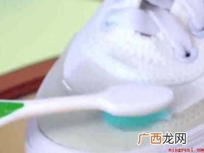 小白鞋油渍洗不掉怎么办