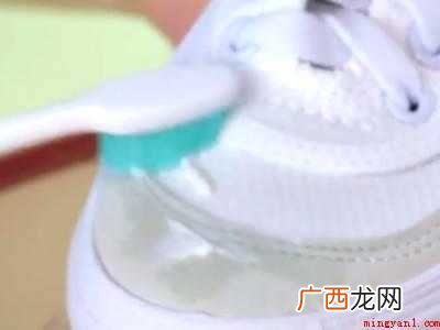 小白鞋油渍洗不掉怎么办