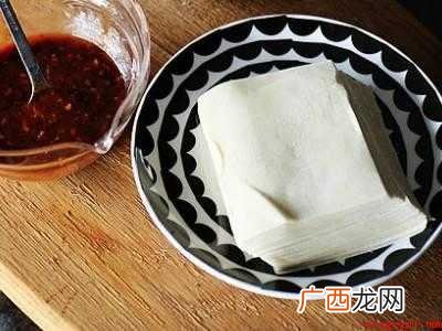 怎么吃乌鸡共有4步,乌鸡可以做成乌鸡馄饨拌辣酱、榴莲炖乌鸡、
