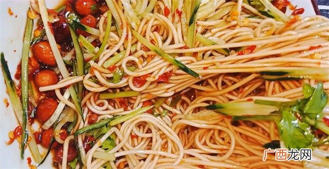 别老下面条吃了 换这种做法实在太美味 一人吃两盘不在话下