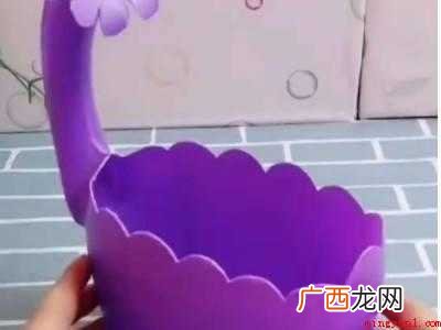 用洗衣液瓶制作花瓶怎么剪