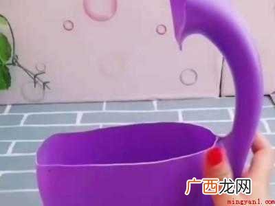 用洗衣液瓶制作花瓶怎么剪