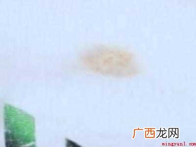 白衣服上有泥土渍怎么洗