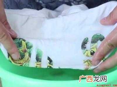 白衣服上有泥土渍怎么洗
