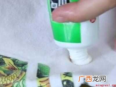 白衣服上有泥土渍怎么洗
