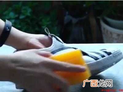 洗帆布白鞋的小窍门