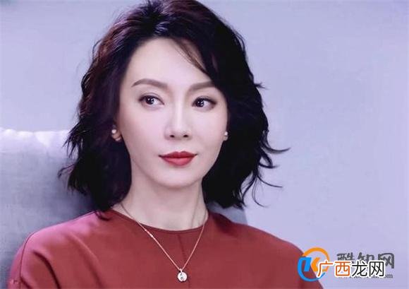 为什么有的女人老了也很美少穿花 不烫卷发这2点很重要